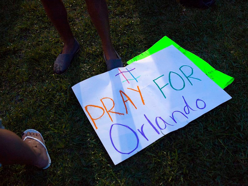 Plakat, darauf steht: «#PrayforOrlando»