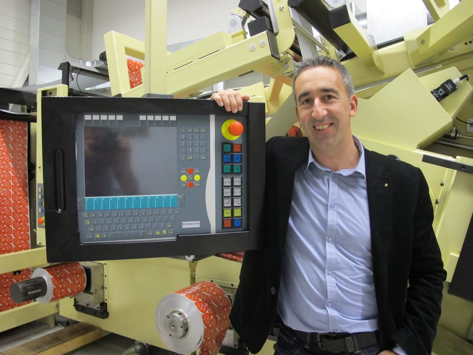 Patrick Berhalter vor einer Maschine