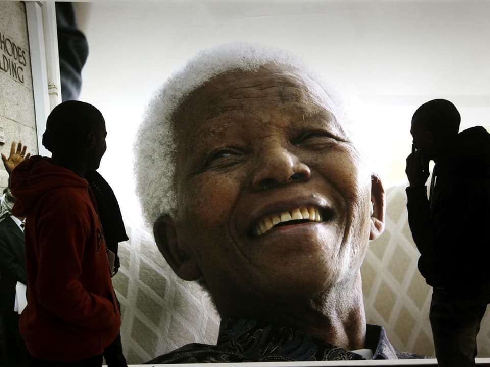 Porträt von Nelson Mandela auf einem Bild.