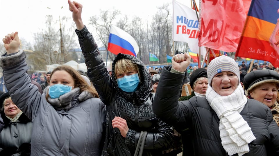 Hunderte Demonstranten vor einem besetzten Gebäude in Lugansk, an vorderster Front drei Frauen.