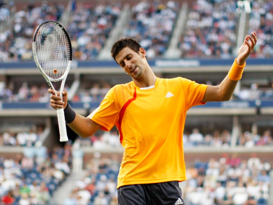Novak Djokovic hebt die Hände.
