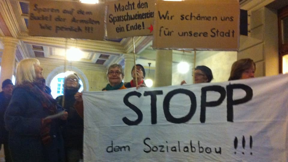 Ihr Protest hatte zumindest teilweise Erfolg: Demo gegen die Streichung der Zuschüsse an Bedürftige im Winterthurer Rathausdurchgang.