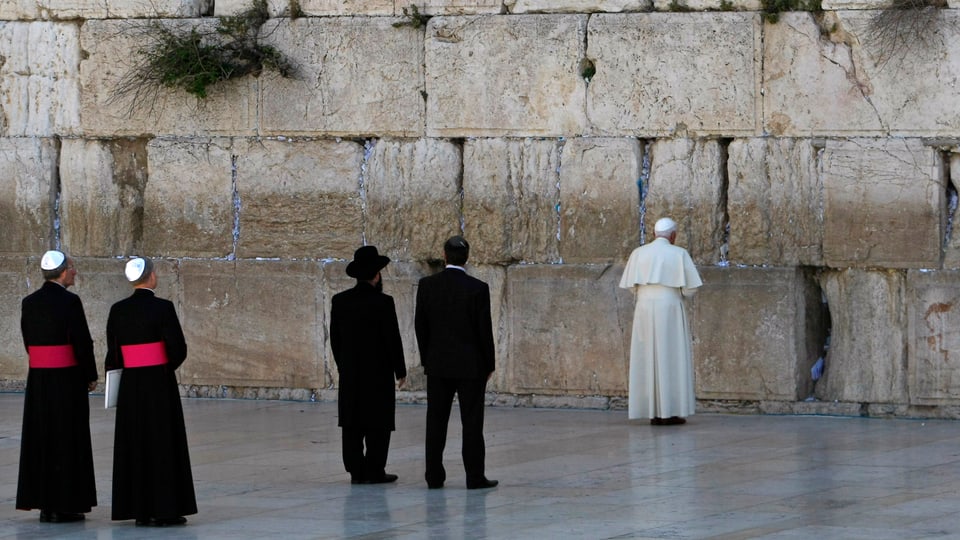 Papst betet vor Klagemauer in Jerusalem
