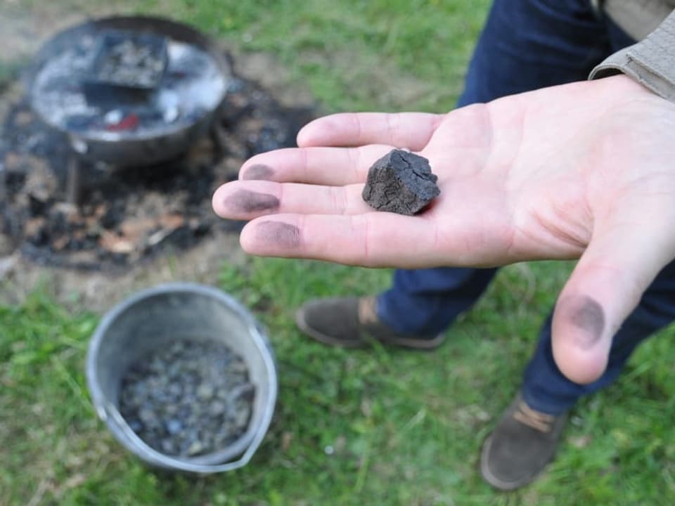 Una piccola pietra che sembra carbone.