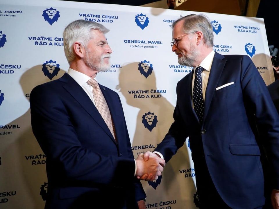 Der tschechische Ministerpräsident Petr Fiala gratuliert Pavel zum Sieg. 