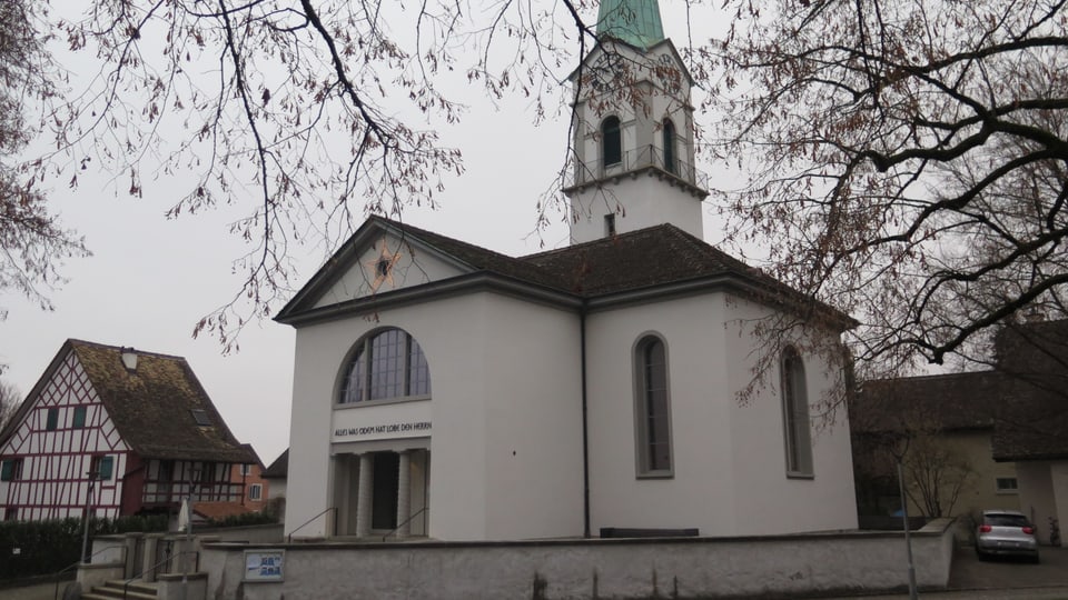 Historischer Ortskern von Zürich-Albisrieden mit Kirche, altem Riegelhaus und Linde.