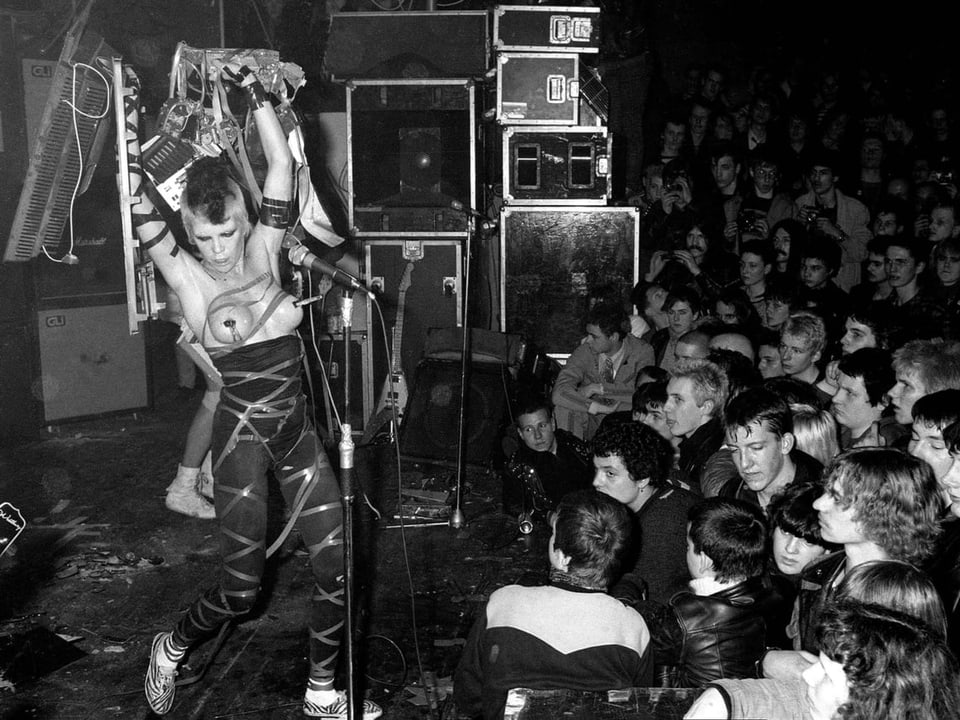 Eine Frau im Punk-Look auf der Bühne.