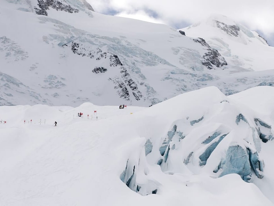 Ein Teil der Gletscherstrecke. Bergpanorama voller Schnee.