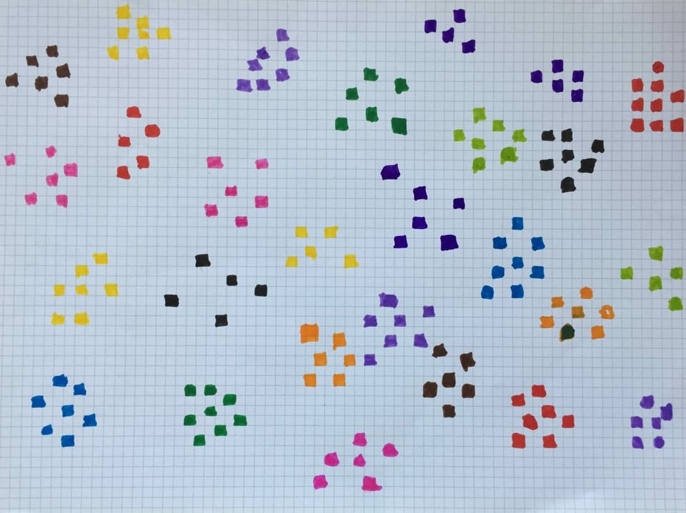 Farbite Muster auf einem gehäuselten Papier. Nachempfunden dem Cover von «Steine in meiner Hand» von Kaouther Adimi