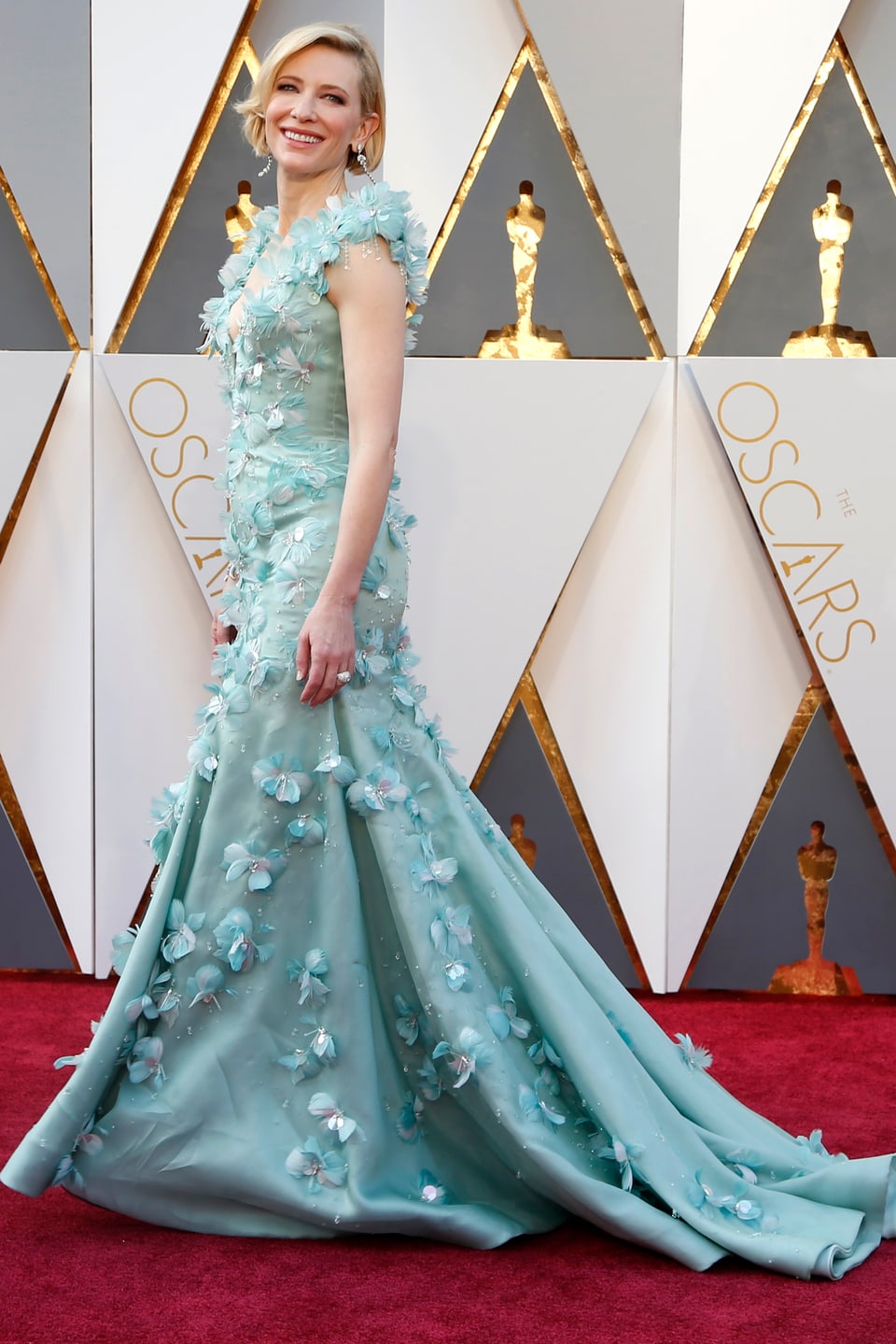 Cate Blanchett in einem blassen grün-blauen Kleid. 