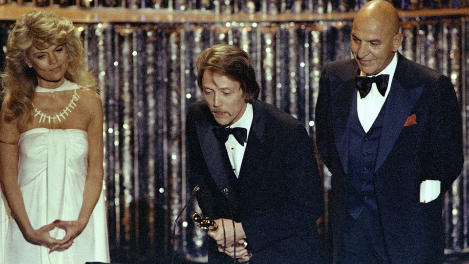 Ein Mann nimmt einen Oscar entgegen