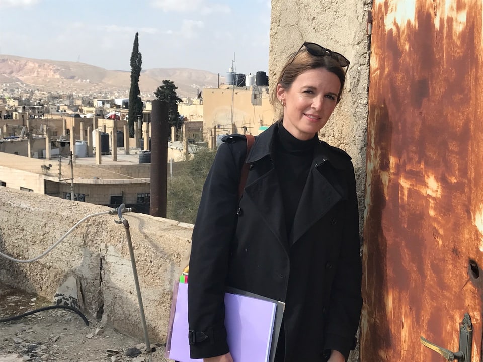 Bild der Archtikektin Jill Schmidheiny. Sie ist Mitglied des Schweizerischen Korps für humanitäre Hilfe. Für die DEZA leitet sie das Projekt Schulsanierungen in Jordanien.