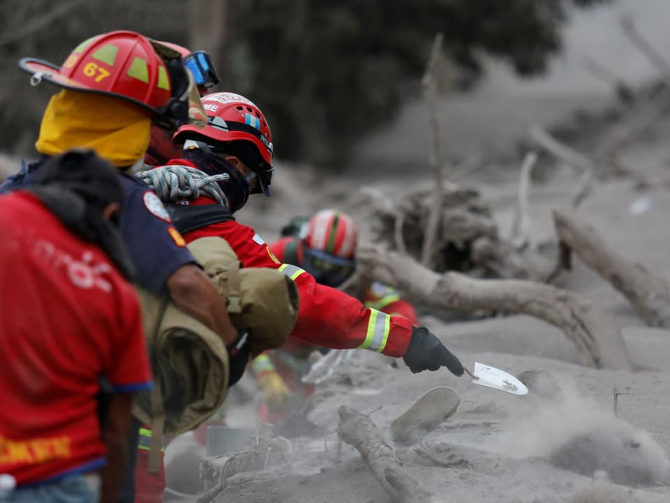 Die Feuerwehr schauftelt in San Miguel Los Lotes in Escuintla Asche zur Seite. (reuters)