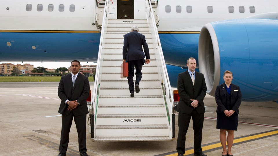 US-Aussenminister John Kerry besteigt ein Flugzeug.