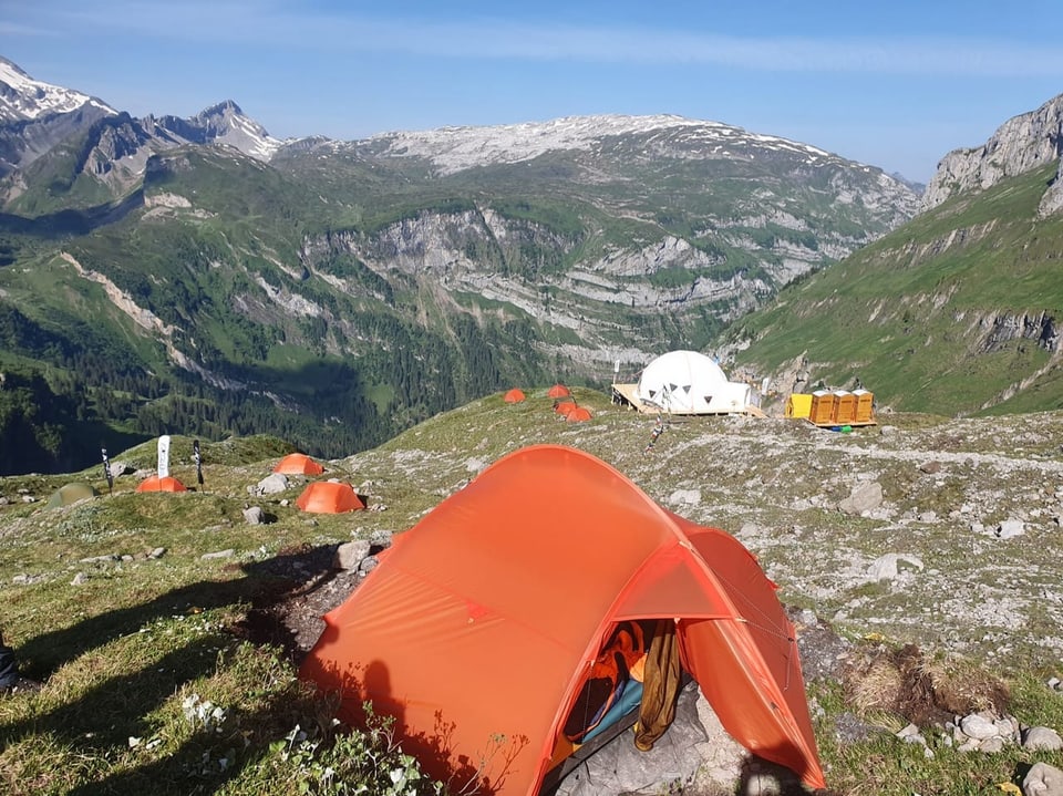 Orange Zelte in Berglandschaft