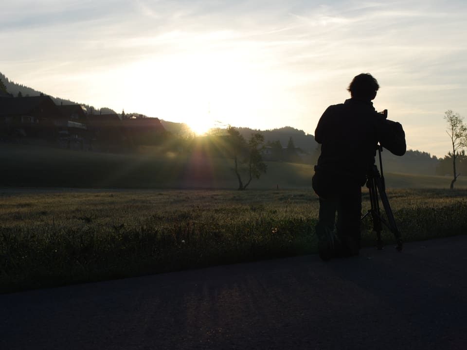 Kameramann Pierre Reischer fängt die letzten Sonnenstrahlen mit der Kamera ein. 