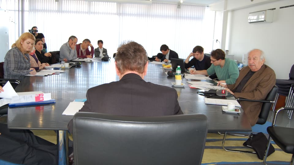 Regierungspräsident Hans-Jürg Käser erklärt die bernische Politik am runden Tisch.