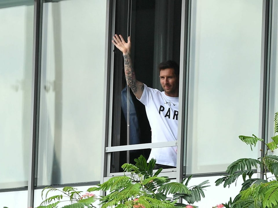 Lionel Messi winkt den Fans zu. Er trägt ein T-Shirt mit der Aufschrift «Ici - C'est Paris».