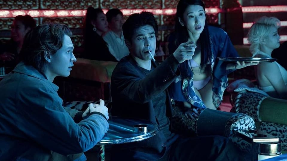 Still aus «Tokyo Vice»: Männer im Nachtclub