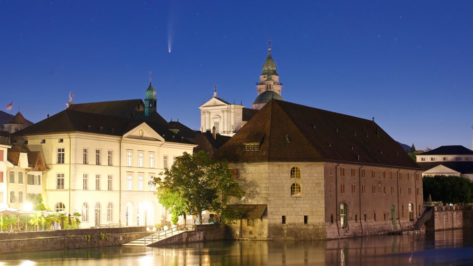 Nachtaufnahme von Neowise über der St. Urseren Kathedrale in Solothurn