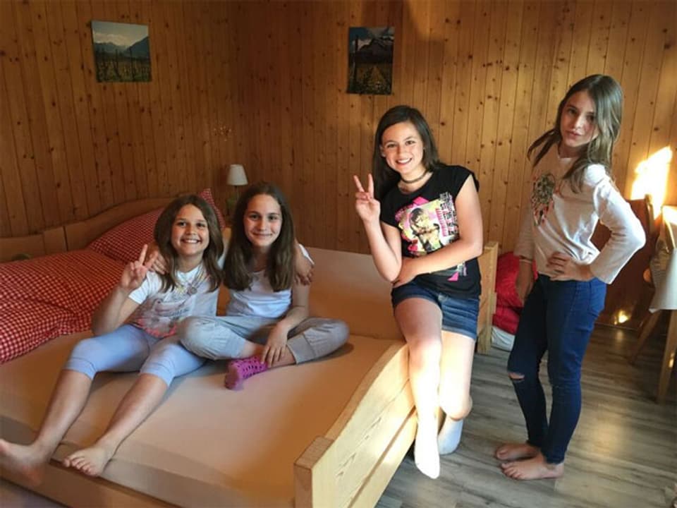 Vier junge Mädchen in einem Doppelzimmer.