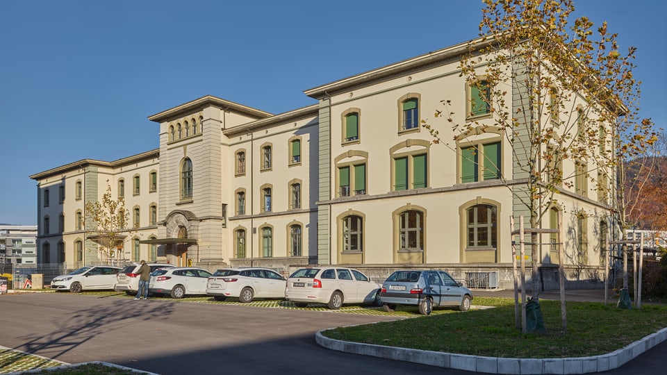 Blick auf einen Kasernenhof mit einem Kasernenbau.