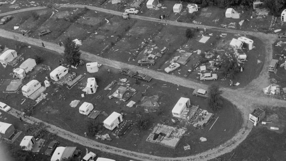 Eine Luftaufnahme eines zerstörten Campingplatzes.