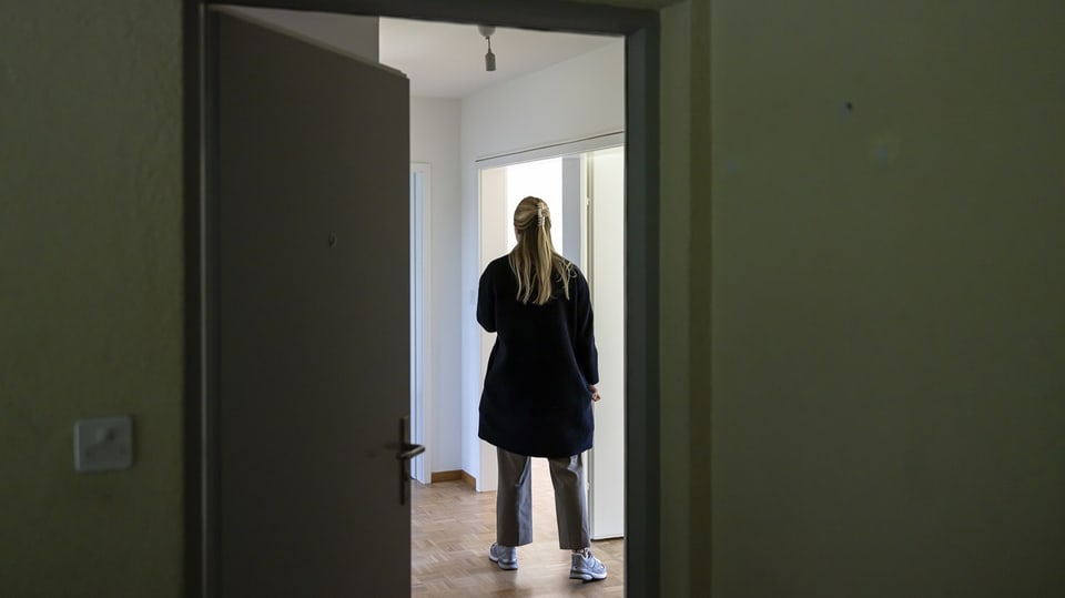 Frau bei Wohnungsbesichtigung