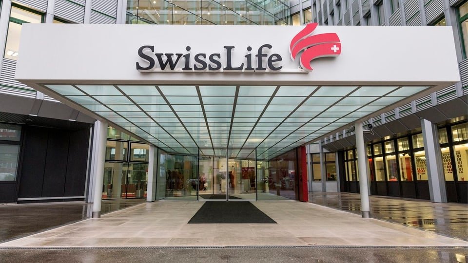 Swiss Life Logo am Eingang des Hauptgebäudes.