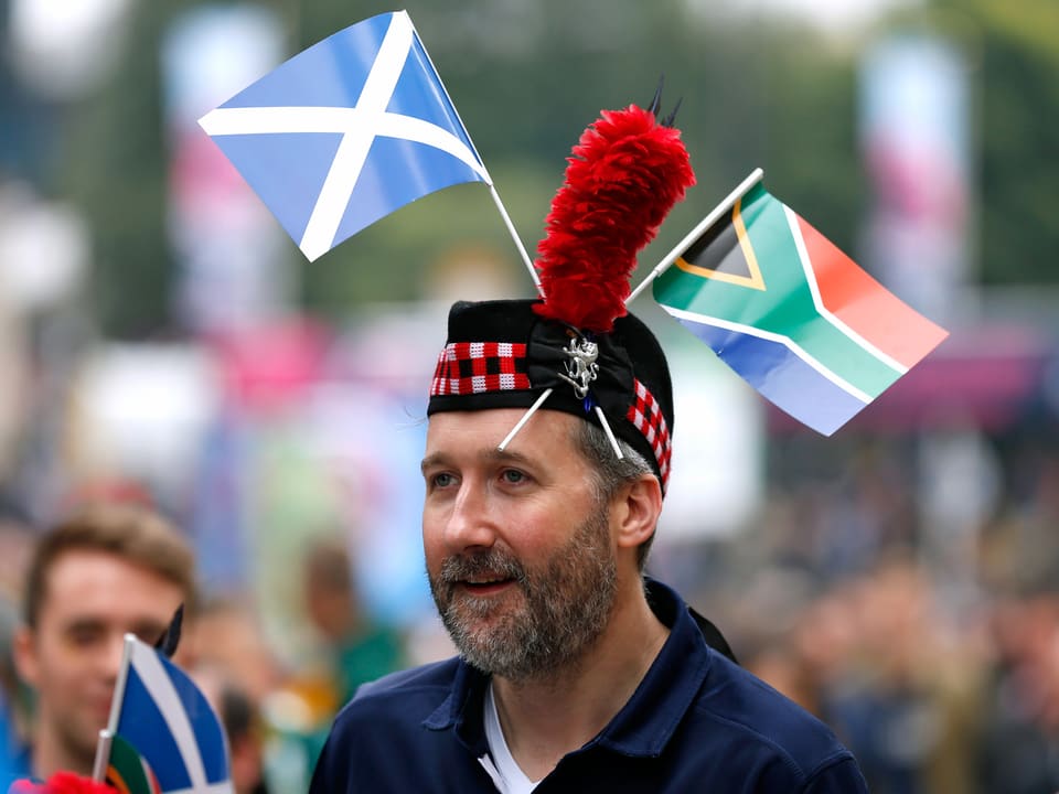 Fan mit schottischer und südafrikanischer Fahne