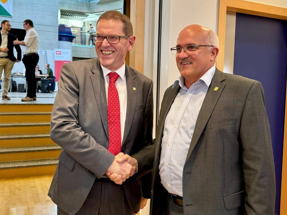 Ruedi Zbinden, Präsident der SVP Thurgau,  gratuliert Parteimitglied jakob Stark zur Wiederwahl.