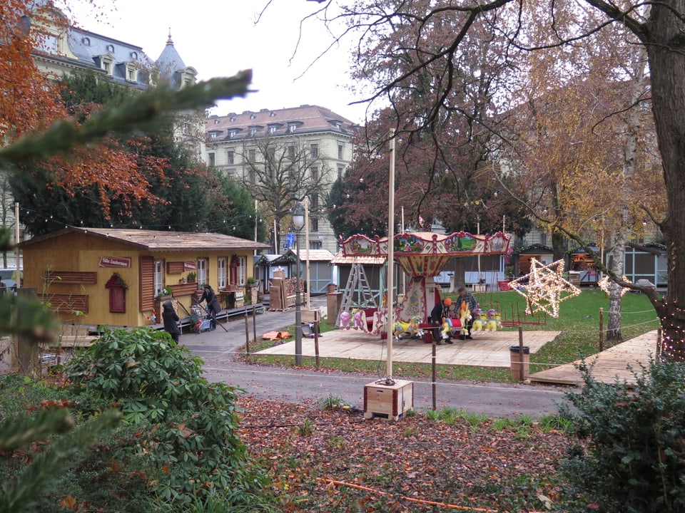 Das Karussell und zwei Weihnachtshäuschen im Park