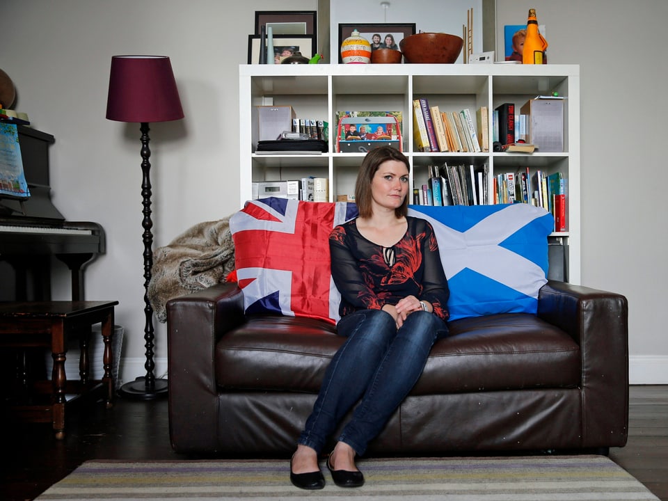 Die Schottin Samantha Bartholomew posiert in ihrem Wohnzimmer in London. (reuters)
