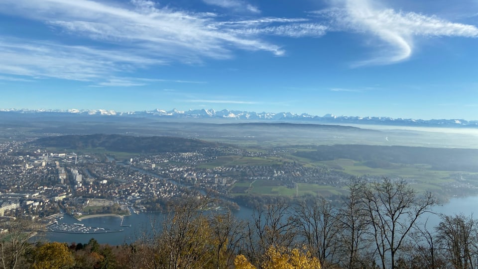 Blick von Magglingen auf den Bielersee, die Stadt Biel und im Hintergrund die Alpenkette.