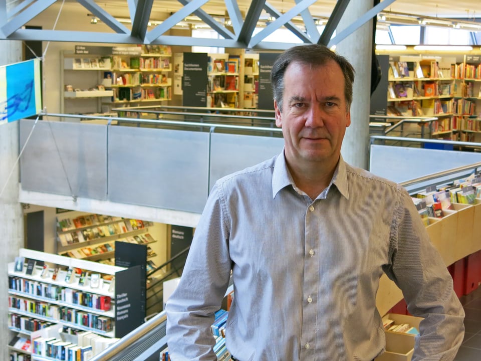 Direktor Clemens Moser in der Bibliothek.