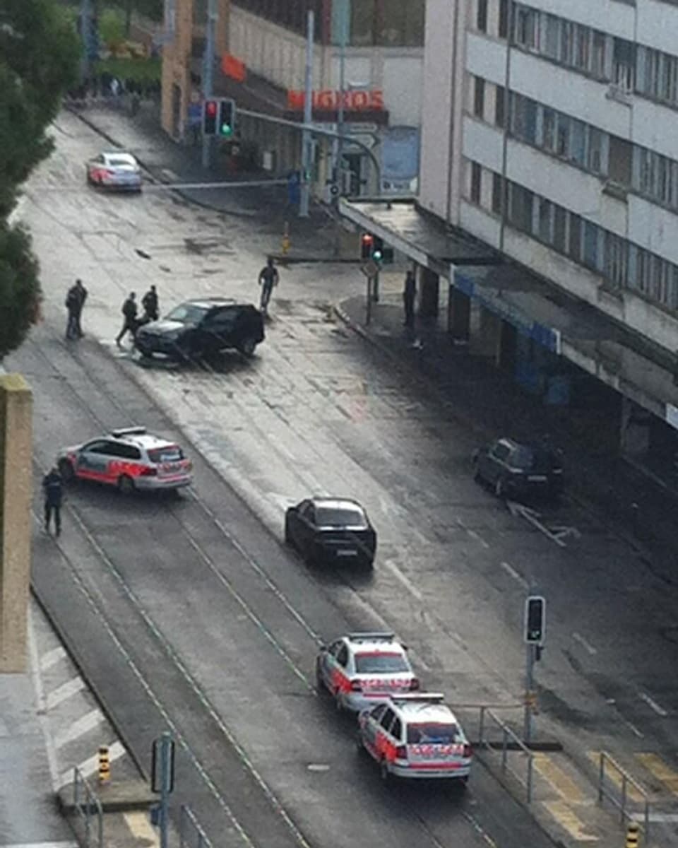 Polizeifahrzeuge vor einer Bank in Genf.