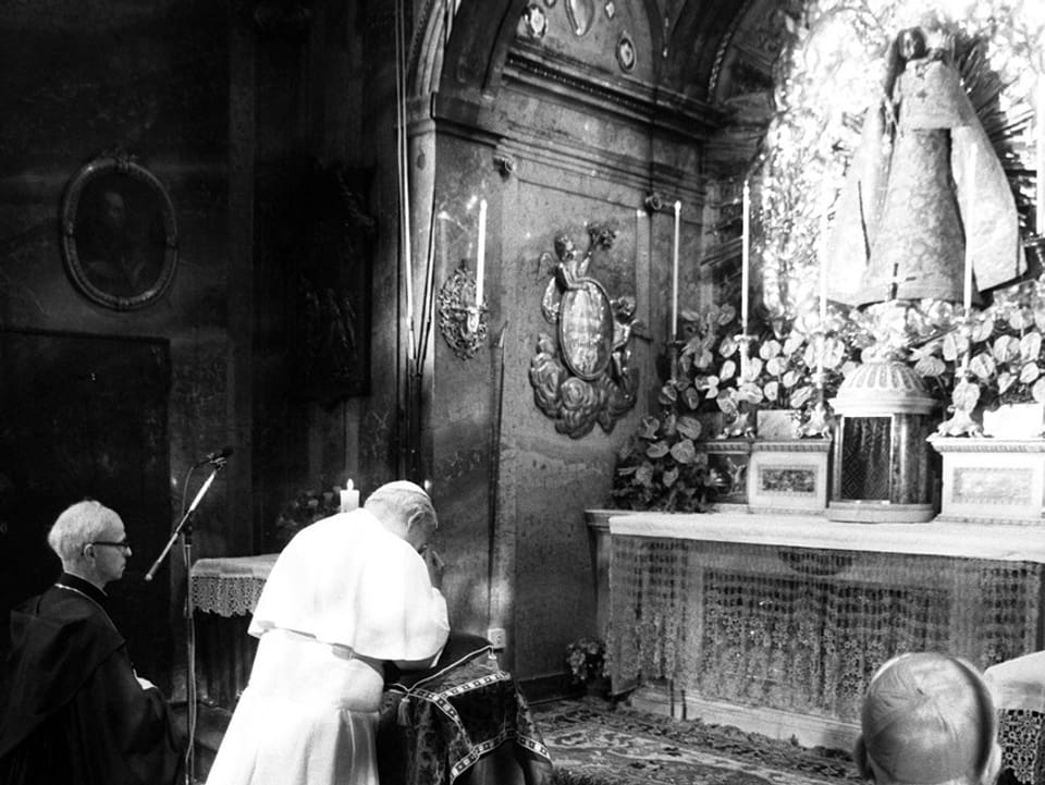Schwarz-weiss-Aufnahme, kniender Papst Johannes Paul II: vor der Madonna.