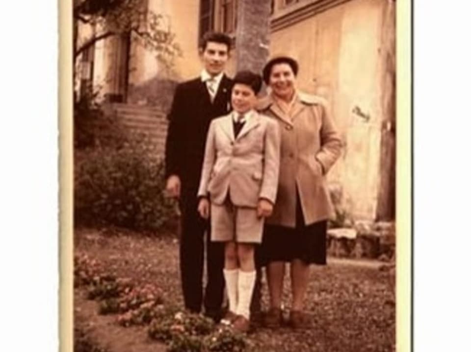 Altes Foto von einer Frau und zwei Buben.