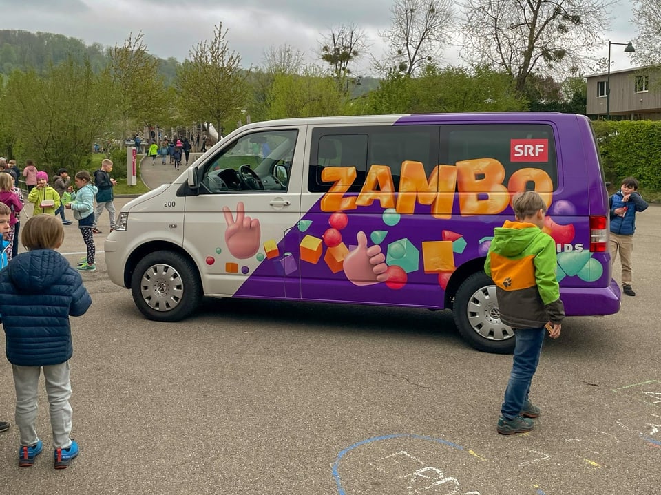 Zambo-Bus auf dem Pausenplatz