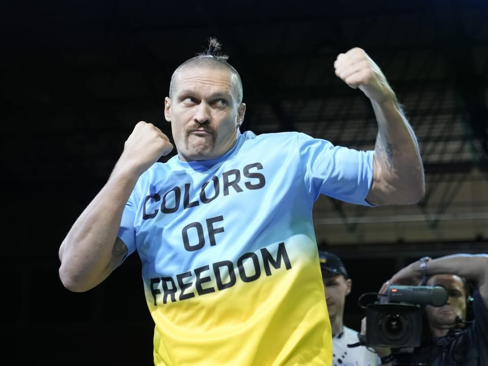 Alexander Usyk kämpft für eine ganze Nation ... Usyk in T-Shirt in den Nationalfarben