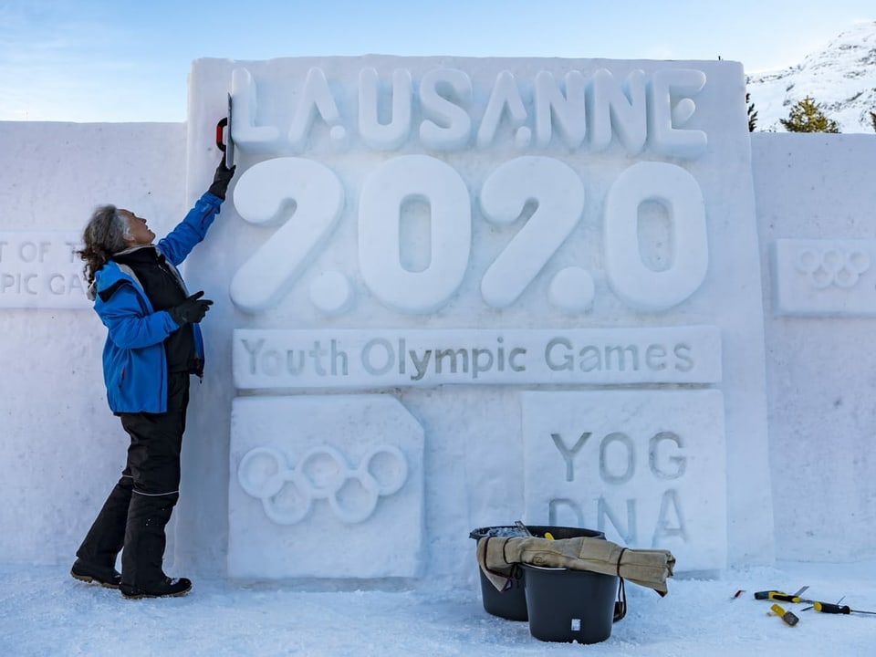 Eine Schneeskulptur mit der Aufschrift Lausanne 2020.