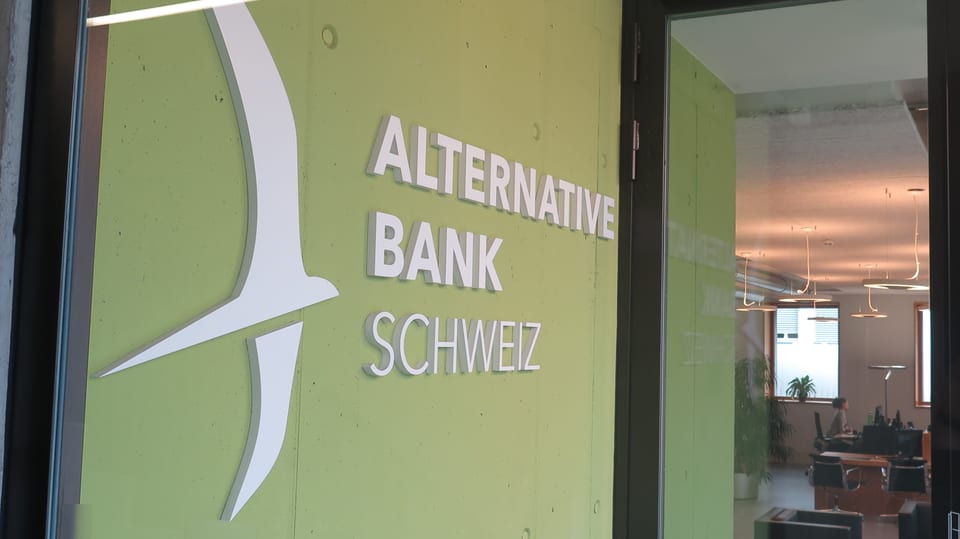 Eingangsbereich mit der Aufschrift Alternative Bank Schweiz und einer Glastüre