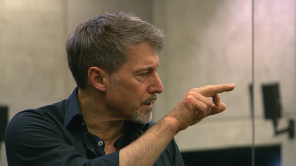 Martin Schläpfer zeigt mit dem Finger.