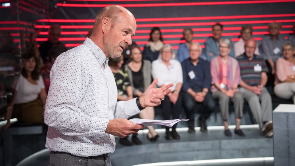 Redaktionsleiter Martin Eggenschwyler erklärt den Gästen, wie eine «Kulturplatz»-Sendung entsteht.