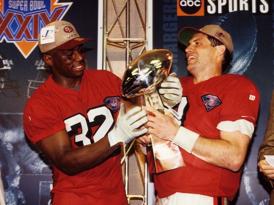49ers-Quarterback Steve Young und Running Back Ricky Watters posieren 1995 mit der Vince Lombardi Trophy.