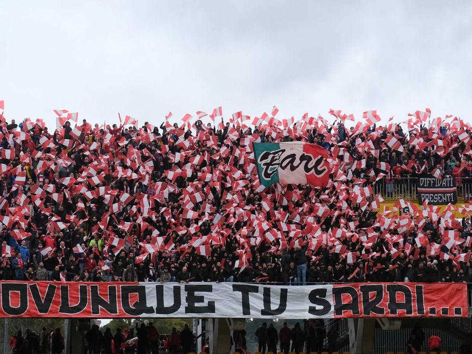 Bari-Fans mit rot-weissen Fahnen