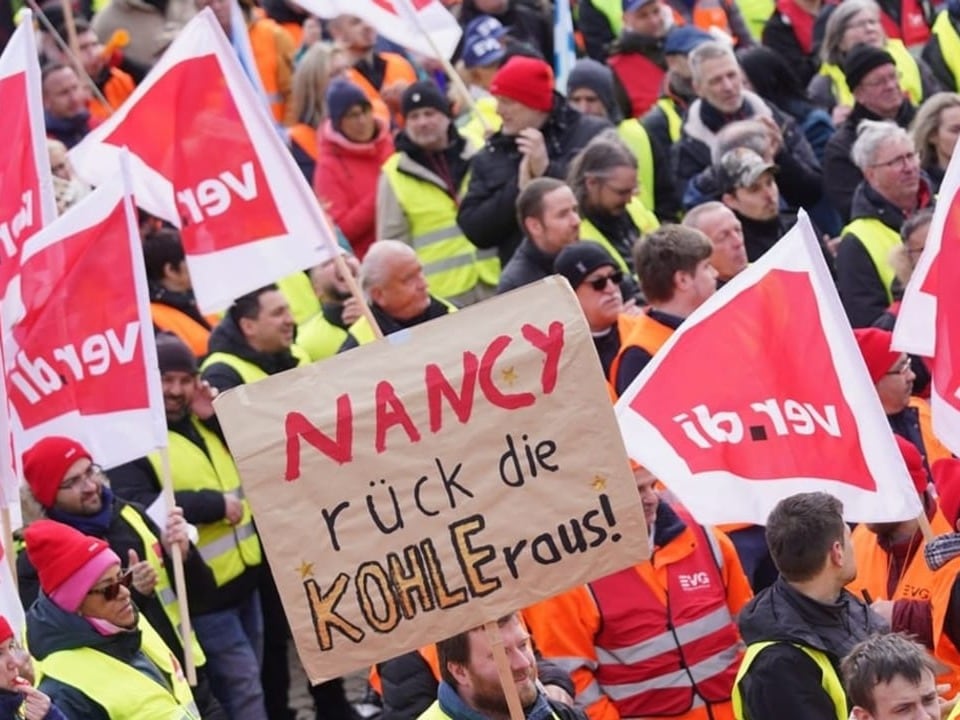 Streikende Arbeiterinnen und Arbeiter mit Fahnen mit der Aufschrift «Ver.di»