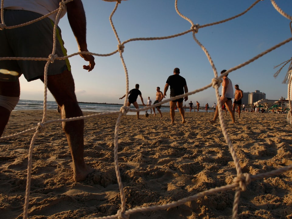 Kinder spielen Fussball am Strand von Tel Aviv
