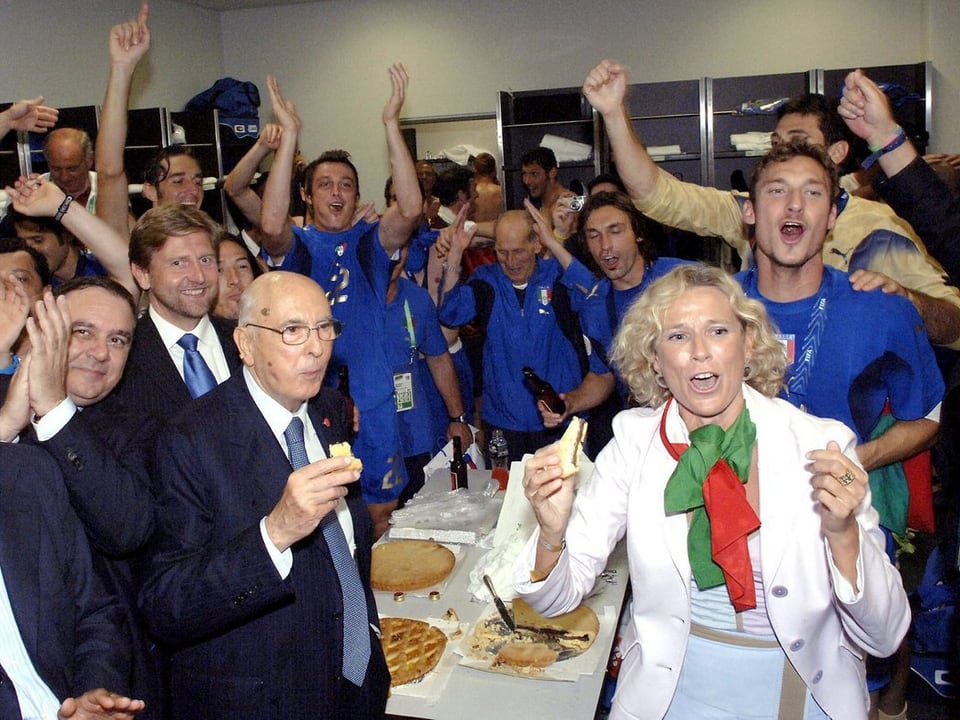 Napolitano feiert mit der italienischen Fussball-Nationalmannschaft.