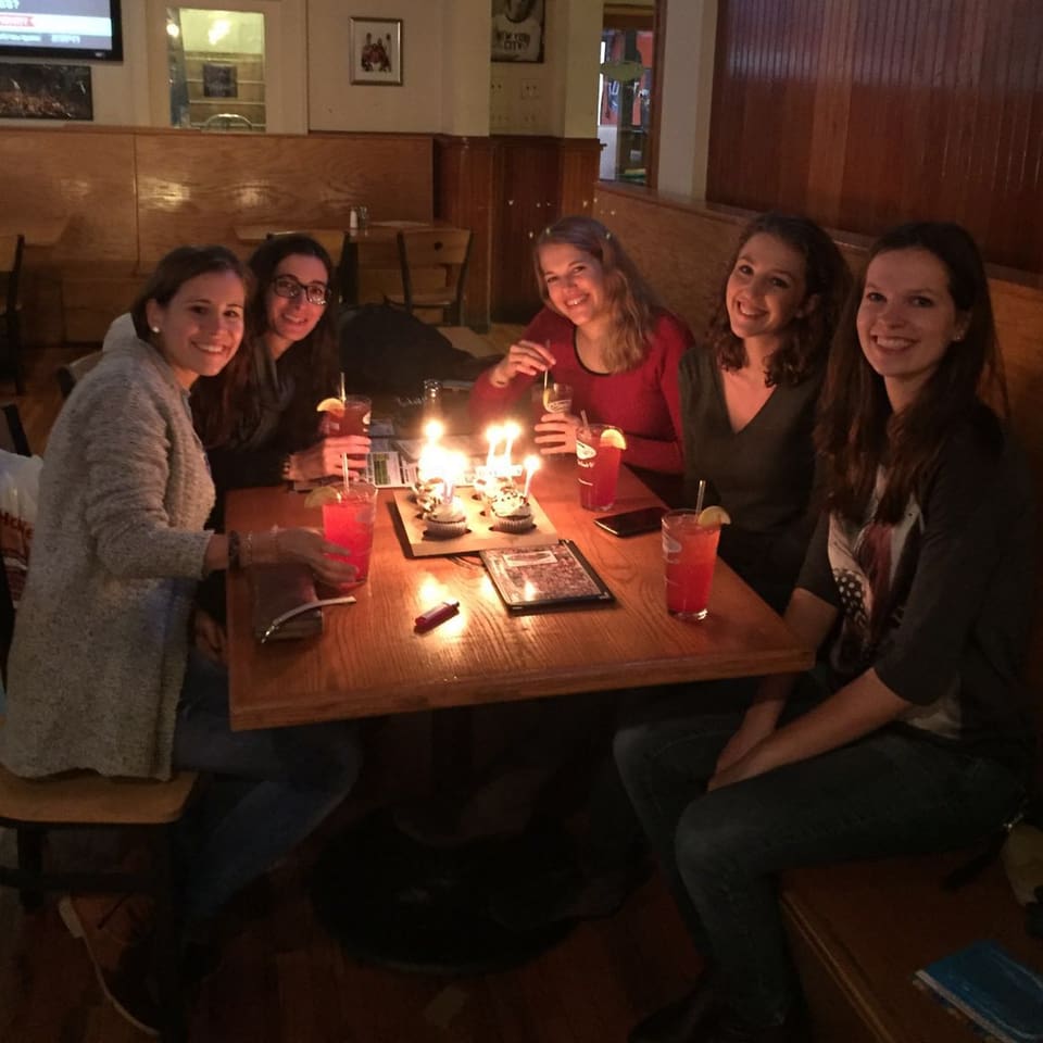 Eliane mit vier Freundinnen bei einem Geburtstagsfest 